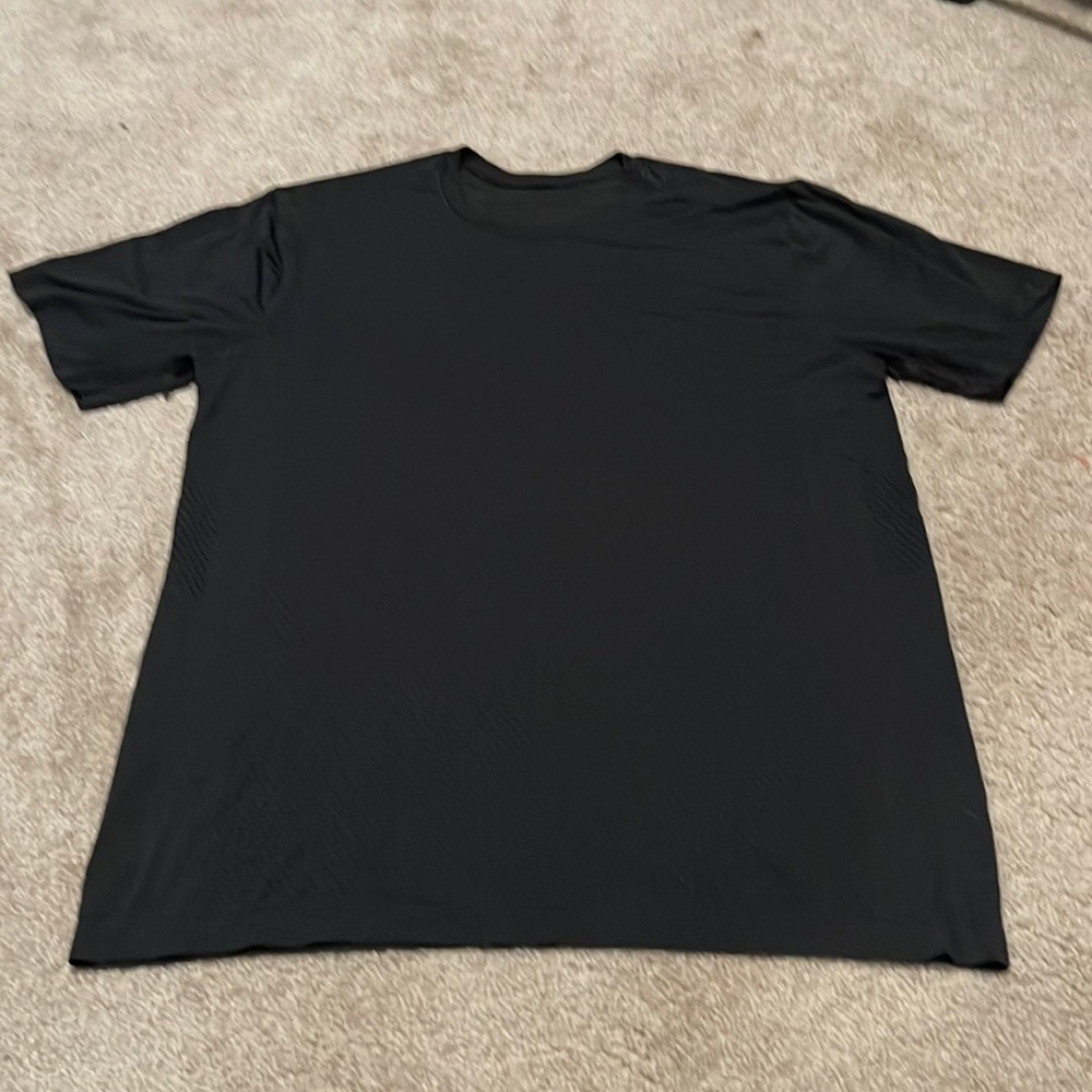 Lululemon black t-shirt